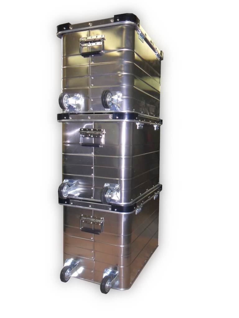 Aluminiowe skrzynie ewakuacyjne z rączką i kołami składowane w stosie